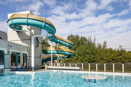 Der Außenpool und die große Rutsche im Roompot Ferienpark Hunzedal