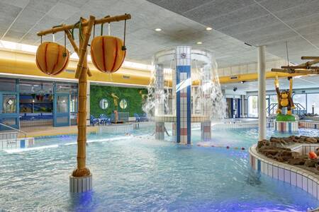 Das Hallenbad mit Wasserspielgeräten im Roompot Ferienpark Hunzedal