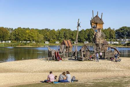 Spielplatz am Strand am Freizeitsee des Roompot Ferienparks Hunzedal