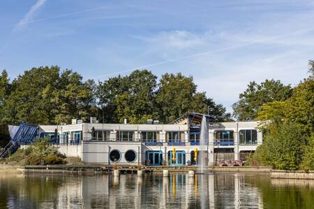 Das zentrale Gebäude am Freizeitsee des Roompot Ferienparks Hunzedal