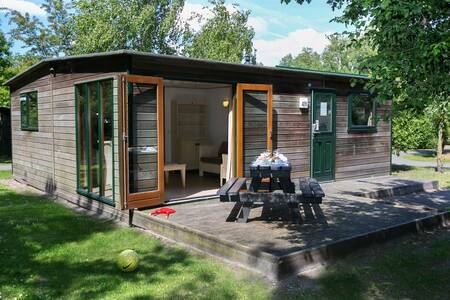 Chalet mit Picknicktisch auf der Veranda im Roompot Vakantiepark Kijkduin