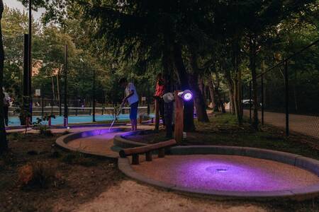 Auf dem Minigolfplatz des Roompot Vakantiepark Kijkduin wird Golf gespielt