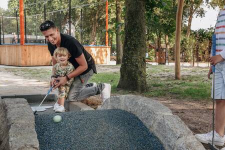 Auf dem Minigolfplatz des Roompot Vakantiepark Kijkduin wird Golf gespielt