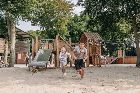 2 Kinder spielen auf einem Spielplatz im Ferienpark Roompot Ferienpark Kijkduin