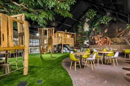 Der Indoor-Spielplatz mit Terrasse im Roompot Ferienpark Schaijk