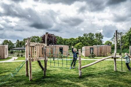 Kinder spielen auf einem Spielplatz im Roompot Ferienpark Schaijk