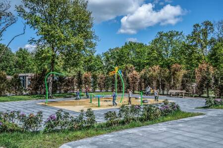 Kinder spielen auf dem Wasserspielplatz im Roompot Ferienpark Schaijk