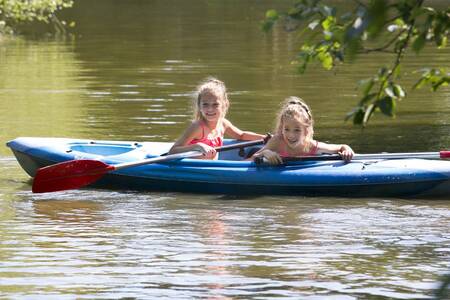 2 Mädchen in einem Kanu im Roompot Vakantiepark Weerterbergen
