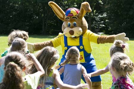 Kinder beim Koos-Kaninchen-Unterhaltungsprogramm im Roompot Vakantiepark Weerterbergen
