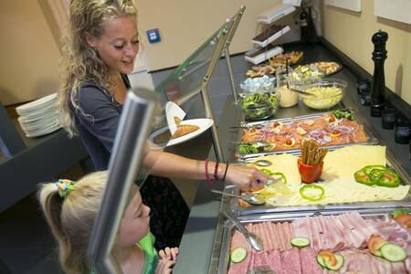 Mutter und Tochter im Buffetrestaurant im Ferienpark Roompot Ferienresort Bad Bentheim