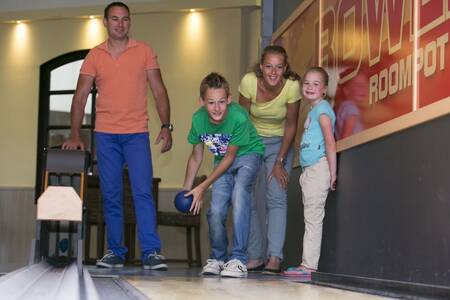 Familienkegeln auf der Kegelbahn des Ferienparks Roompot Ferienresort Bad Bentheim