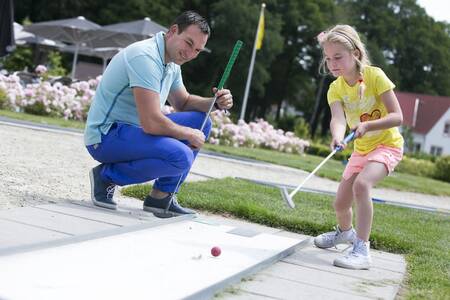 Familie beim Golfen auf der Minigolfanlage des Ferienparks Roompot Ferienresort Bad Bentheim