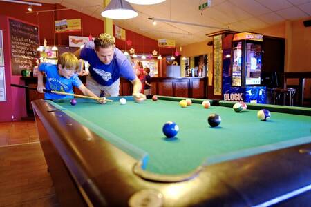 Vater und Sohn spielen Billard im Café im Roompot Ferienresort Cochem