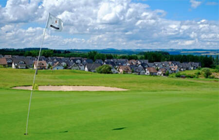 Golfplatz mit Roompot Ferienresort Cochem im Hintergrund