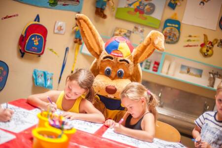 Kinder und Koos malen Hasen im Kinderclub im Roompot Ferienresort Cochem