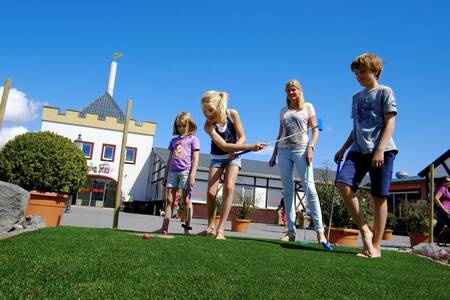 Kinder beim Golfen auf der Minigolfanlage des Roompot Ferienresort Cochem