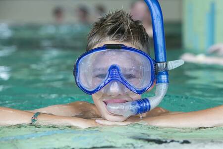 Junge mit Tauchermaske und Schnorchel im Pool des Roompot Ferienresort Cochem