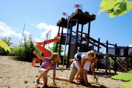 Kinder spielen auf dem Spielplatz im Roompot Ferienresort Cochem