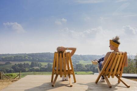 Blick über die Hügel von Süd-Limburg vom Garten eines Ferienhauses auf Roompot Gulpen