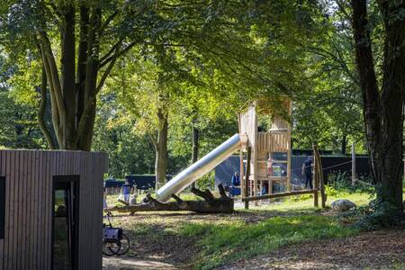 Ein Spielplatz zwischen Ferienhäusern im Ferienpark Roompot Gulpen