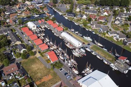 Luftaufnahme des Jachthafens und des Roompot Havenresort Terherne