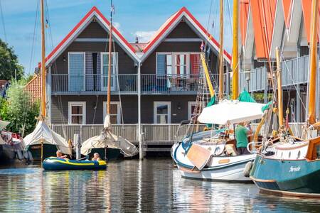 Boote im Jachthafen und Ferienhäuser im Roompot Havenresort Terherne