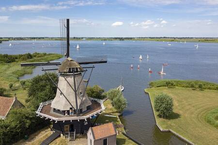 Der See Terhernster Puollen in der Nähe des Roompot Havenresort Terherne