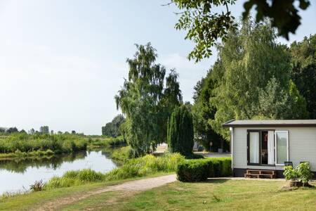 Ein Chalet am Wasser im Ferienpark Roompot Hunzepark