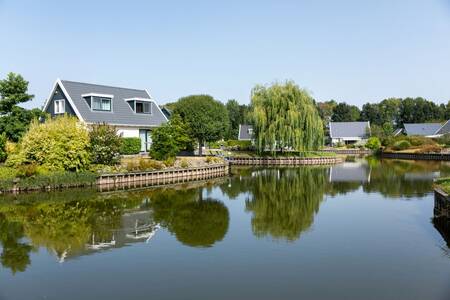 Freistehende Ferienhäuser am Wasser im Ferienpark Roompot Hunzepark