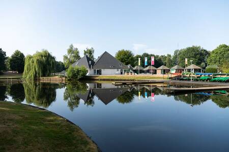 Das Zentrum des Ferienparks Roompot Hunzepark am Wasser