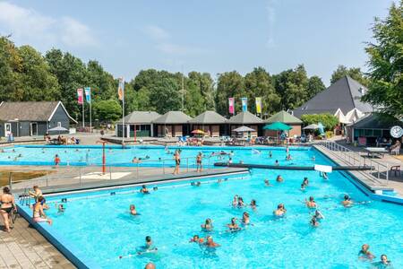 Menschen im Außenpool des Ferienparks Roompot Hunzepark