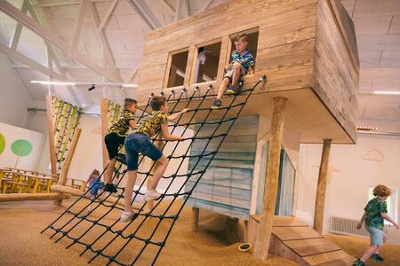 Kinder spielen auf dem Indoor-Spielplatz im Ferienpark Roompot Klein Vink