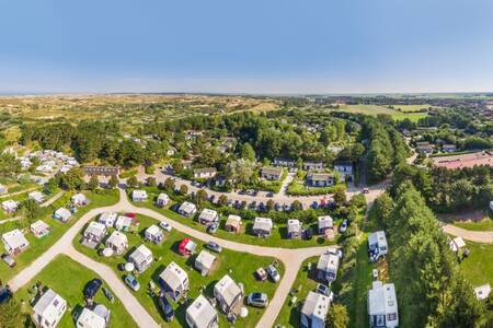 Luftaufnahme des Ferienparks Roompot Kustpark Egmond aan Zee