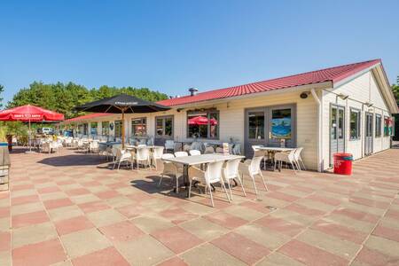 Eine gemütliche Terrasse im Ferienpark Roompot Kustpark Egmond aan Zee