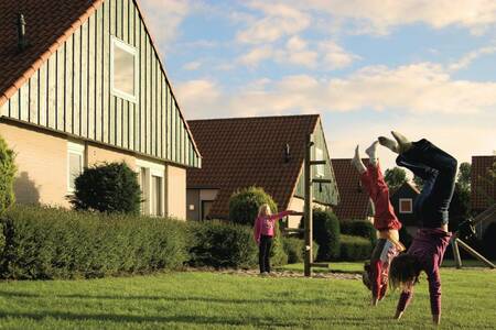 Kinder spielen auf dem Spielplatz des Ferienparks Roompot Kustpark Klein Poelland