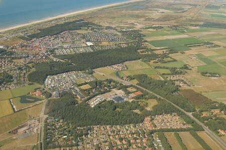 Luftaufnahme von Texel mit unter anderem dem Roompot Kustpark Texel und der Nordsee