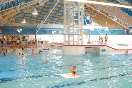 Menschen im großen Hallenbad des Ferienparks Roompot Kustpark Texel