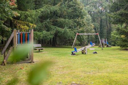 Spielgeräte auf einem Spielplatz im Ferienpark Roompot Landgoed Het Grote Zand