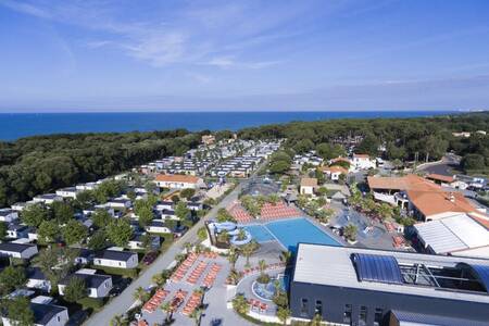 Luftaufnahme des Swimmingpools und der Chalets im Ferienpark Roompot Le Littoral