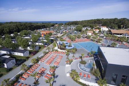 Luftaufnahme des Swimmingpools des Ferienparks Roompot Le Littoral