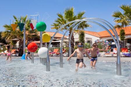 Kinder spielen auf dem Wasserspielplatz im Ferienpark Roompot Le Littoral