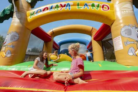 Kinder spielen auf einer Hüpfburg im Ferienpark Roompot Le Ranolien