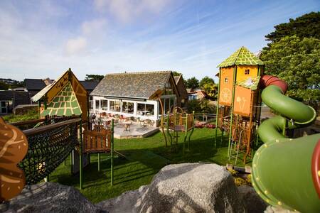 Ein großer Spielplatz im Ferienpark Roompot Le Ranolien