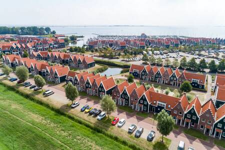 Luftaufnahme von Ferienhäusern im Ferienpark Roompot Marinapark Volendam mit dem Markermeer