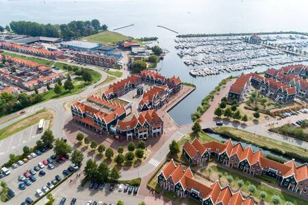 Luftaufnahme der Ferienhäuser und des Yachthafens des Ferienparks Roompot Marinapark Volendam