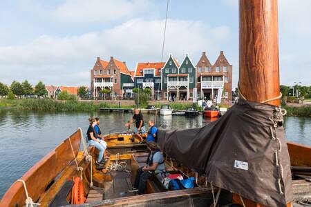 Foto aufgenommen von einem Boot auf dem Markermeer des Ferienparks Roompot Marinapark Volendam