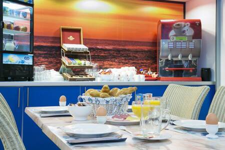 Gedeckter Tisch in der Cafeteria im Ferienpark Roompot Marinapark Volendam