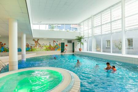 Menschen schwimmen im Hallenbad des Ferienparks Roompot Marinapark Volendam