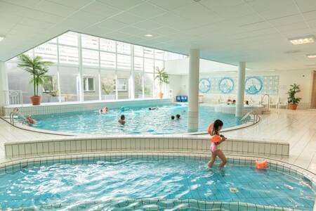 Kinder spielen im Planschbecken des Ferienparks Roompot Marinapark Volendam