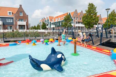 Kinder spielen auf dem Wasserspielplatz im Ferienpark Roompot Marinapark Volendam